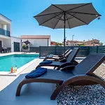 Mina With A Private Pool In * פולה