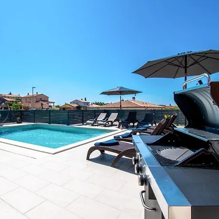 Mina With A Private Pool In Willa *