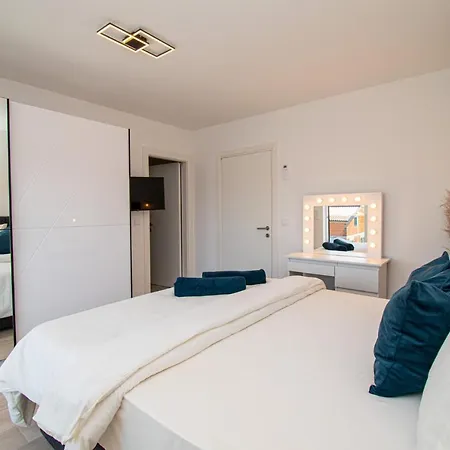 Mina With A Private Pool In Пула