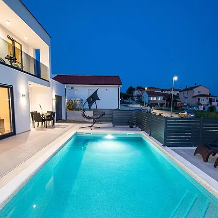 Mina With A Private Pool In * Pula