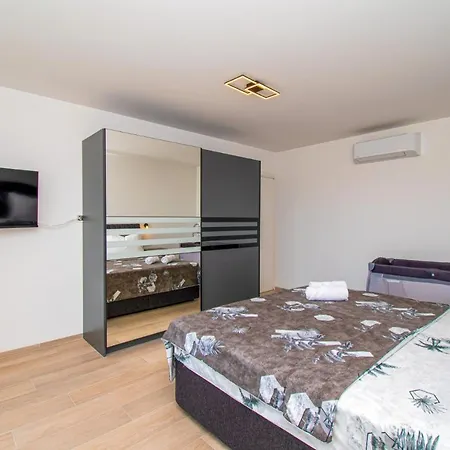 Mina With A Private Pool In Pula