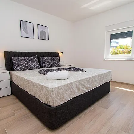 Mina With A Private Pool In Пула