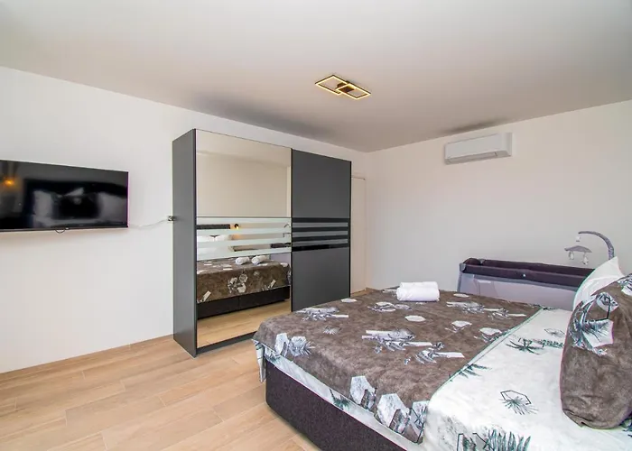 Mina With A Private Pool In Pula