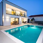 Mina With A Private Pool In Willa Pula