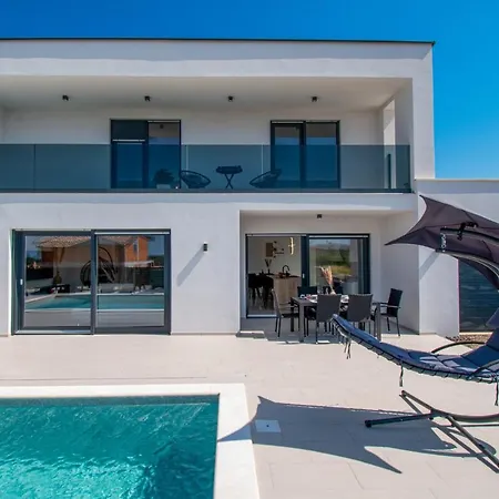 Mina With A Private Pool In Villa Pola