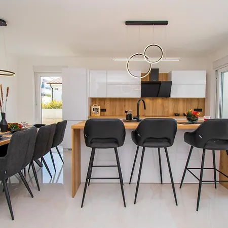 Mina With A Private Pool In Pola