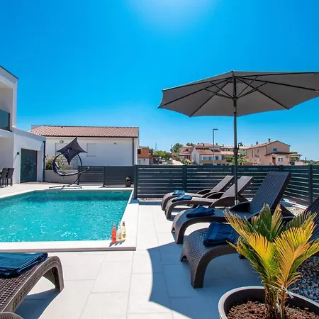 Mina With A Private Pool In * Pola