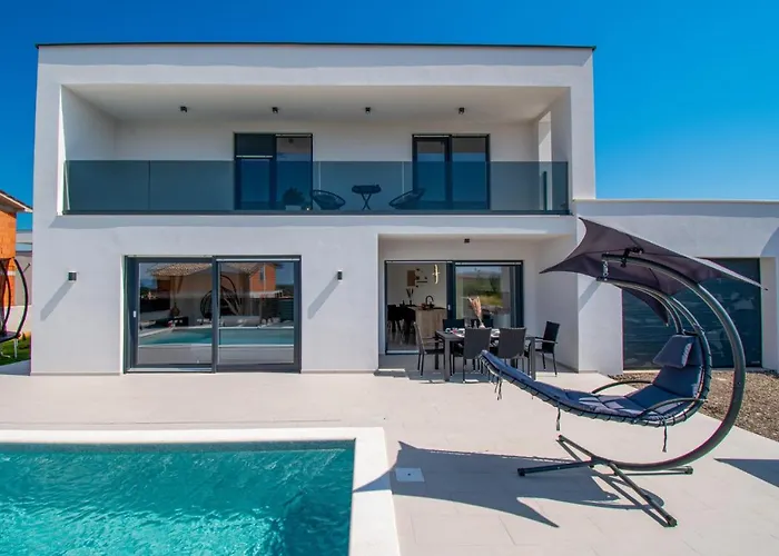 Mina With A Private Pool In Villa Pula