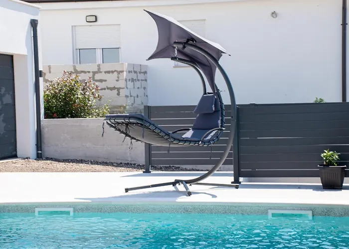 Mina With A Private Pool In Pula