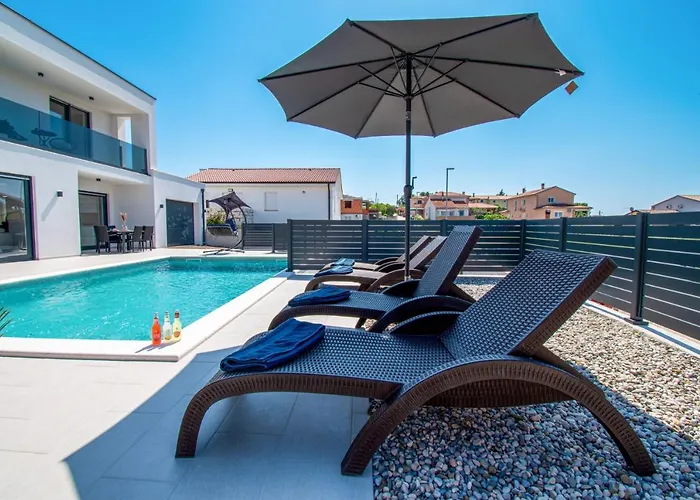 Mina With A Private Pool In * Pula